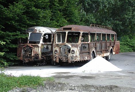 Chausson APH-1 « Fitou »( à droite) et ASH-2/50 « Allemont » (à gauche) avant leur destruction, en 2006.