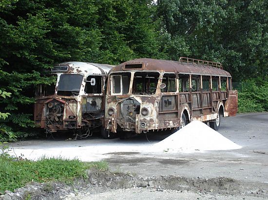 Chausson APH-1 « Fitou »( à droite) et ASH-2/50 « Allemont » (à gauche) avant leur destruction, en 2006.